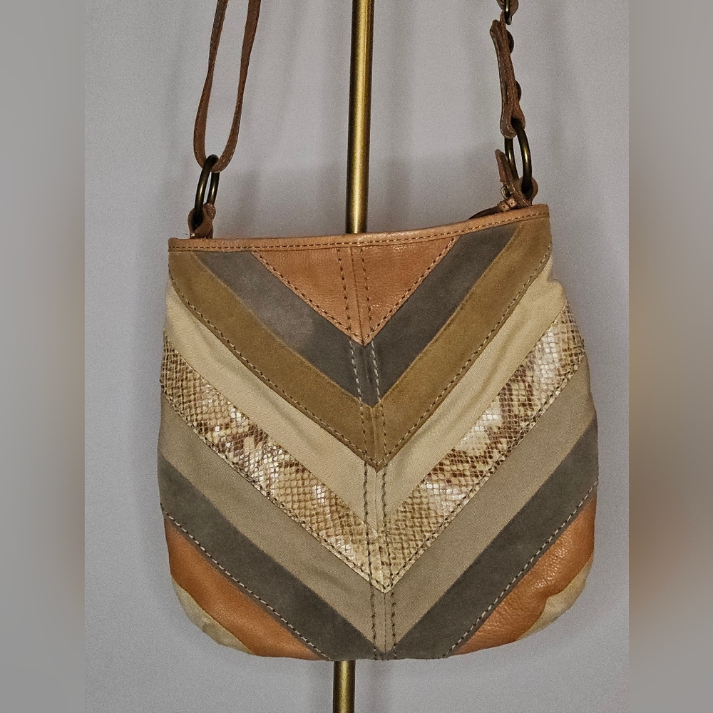 Fossil Chevron Crossbody Bag in Tan and Cream - Picture 3 of 13